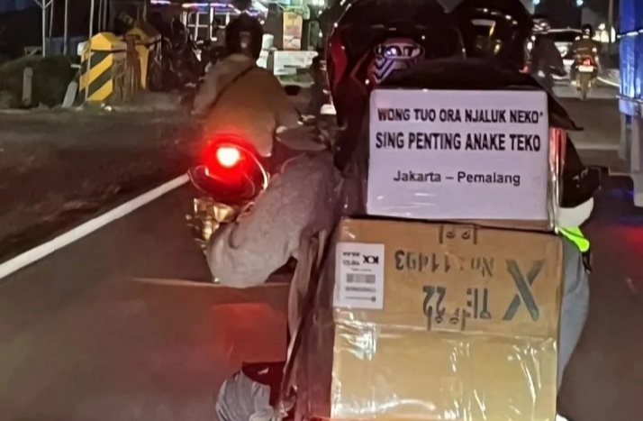 Ilustrasi mudik Lebaran 2026 dengan menggunakan sepeda motor (Instagram @teaterlingkarsemarang.official)