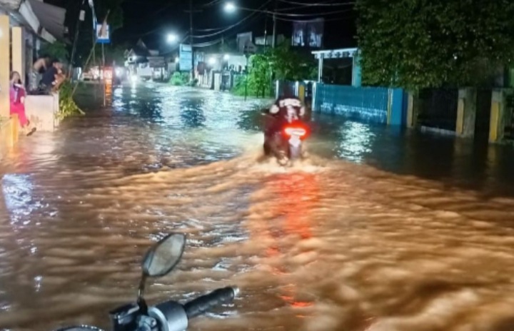 Akses utama ke Hambalang terendam banjir (Instagram @voi)
