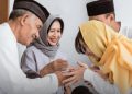 Ilustrasi saat silaturahmi saling bermaaf-maafan di momen Idulfitri 1447 H atau Lebaran 2026 (Instagram @topcareerid)