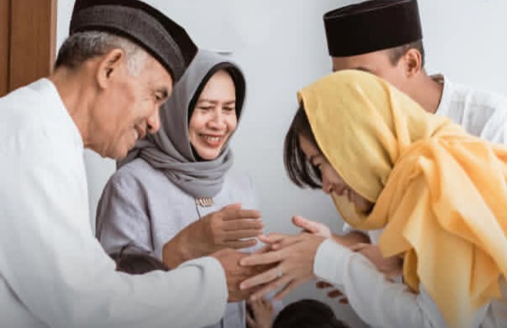 Ilustrasi saat silaturahmi saling bermaaf-maafan di momen Idulfitri 1447 H atau Lebaran 2026 (Instagram @topcareerid)