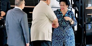 Momen saat Presiden RI Prabowo Subianto menyambut kedatangan Presiden ke 5 RI Megawati Soekarnoputri (Instagram @sekretariat.kabinet)