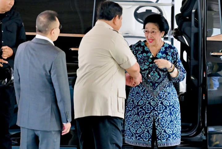 Momen saat Presiden RI Prabowo Subianto menyambut kedatangan Presiden ke 5 RI Megawati Soekarnoputri (Instagram @sekretariat.kabinet)