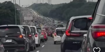 Ilustrasi arus balik Lebaran 2026 di mana antrian kendaraan mengular (Instagram @beritasultantv)
