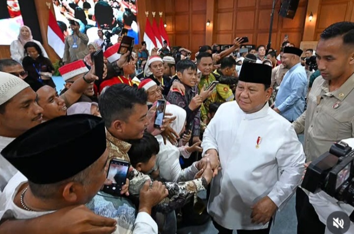 Antrian warga yang ingin bersilaturahmi langsung dengan Presiden RI Prabowo Subianto saat momen Lebaran 2026 di Istana Negara, Jakarta (Instagram @sekretariat.kabinet)