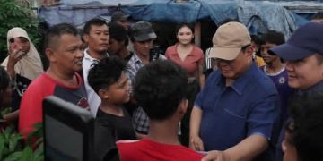 Momen warga menyambut antusias kedatangan Presiden RI Prabowo Subianto ke bantaran rel Senen, Jakarta Pusat (Instagram @prabowo)