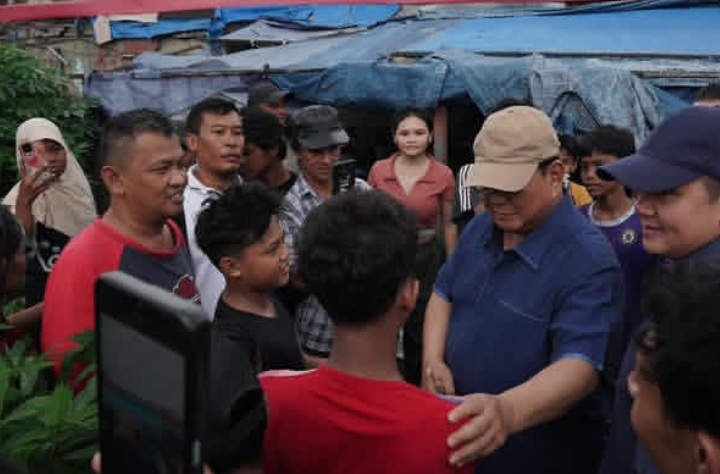 Momen warga menyambut antusias kedatangan Presiden RI Prabowo Subianto ke bantaran rel Senen, Jakarta Pusat (Instagram @prabowo)