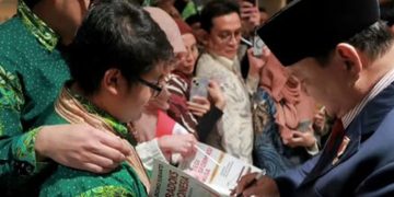 Momen Presiden RI Prabowo memberikan tanda tangan ke salah satu diaspora Indonesia saat tiba di Jepang, Minggu malam 29 Maret 2026 (Instagram @Sekretariat.kabinet)