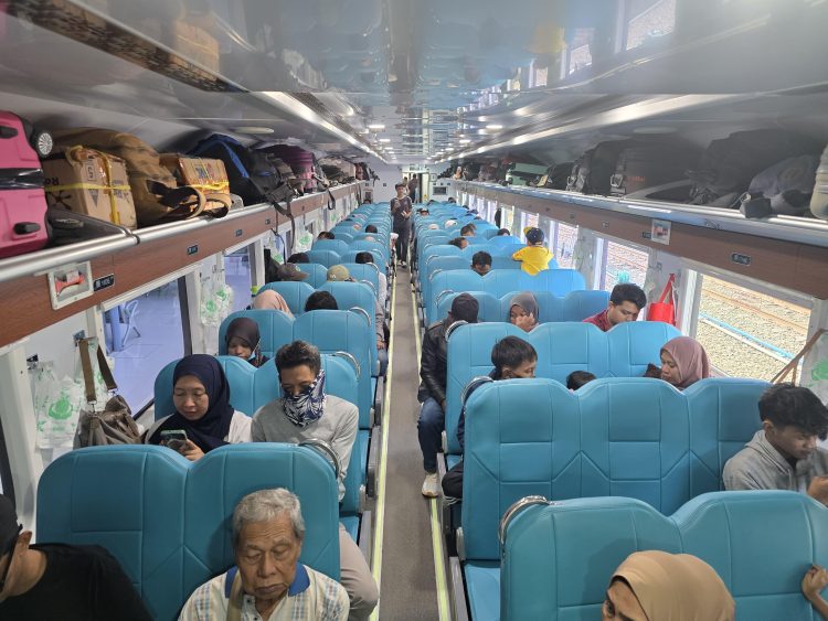 Peminat Kereta Api Ekonomi Kerakyatan cukup tinggi selama masa Angkutan Lebaran 2026 (Dok PT KAI)