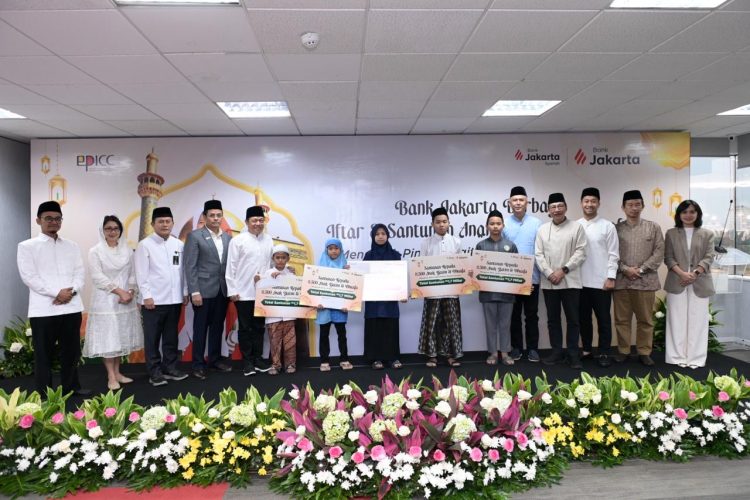 SANTUNAN: Jajaran direksi Bank Jakarta menyerahkan santunan secara simbolis kepada perwakilan anak yatim dalam acara Iftar Bersama Manajemen dan Santunan Anak Yatim di Kantor Pusat Bank Jakarta, Kamis (12/3). (Dok Istimewa)