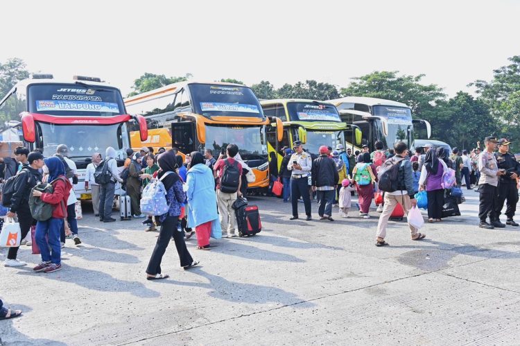 Masyarakat mudik menggunakan transportasi umum (Dok Kemenhub)