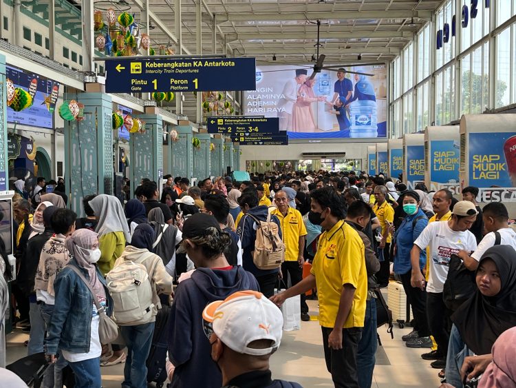 Masyarakat tengah mudik menggunakan stasiun pasar senen (Dok PT KAI)