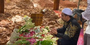 Pemakaman Vidi Aldiano di TPU Tanah Kusir, Jakarta, pada Minggu (8/3/2026). (Ilham F/Suaranusantara)