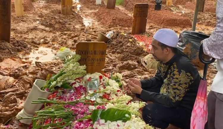 Pemakaman Vidi Aldiano di TPU Tanah Kusir, Jakarta, pada Minggu (8/3/2026). (Ilham F/Suaranusantara)