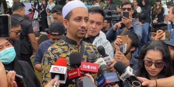 Pendakwah sekaligus sahabat Vidi Aldiano, Habib Jafar saat diwawancarai di TPU Tanah Kusir, Jakarta Selatan, pada Minggu (8/3/2026). (Ilham F/Suaranusantara)