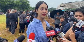 Artis sekaligus sahabat Vidi Aldiano, Anya Geraldine saat diwawancarai di TPU Tanah Kusir, Jakarta Selatan, pada Minggu (8/3/2025). (Ilham F/Suaranusantara)