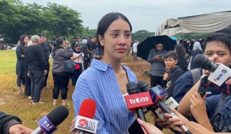 Artis sekaligus sahabat Vidi Aldiano, Anya Geraldine saat diwawancarai di TPU Tanah Kusir, Jakarta Selatan, pada Minggu (8/3/2025). (Ilham F/Suaranusantara)