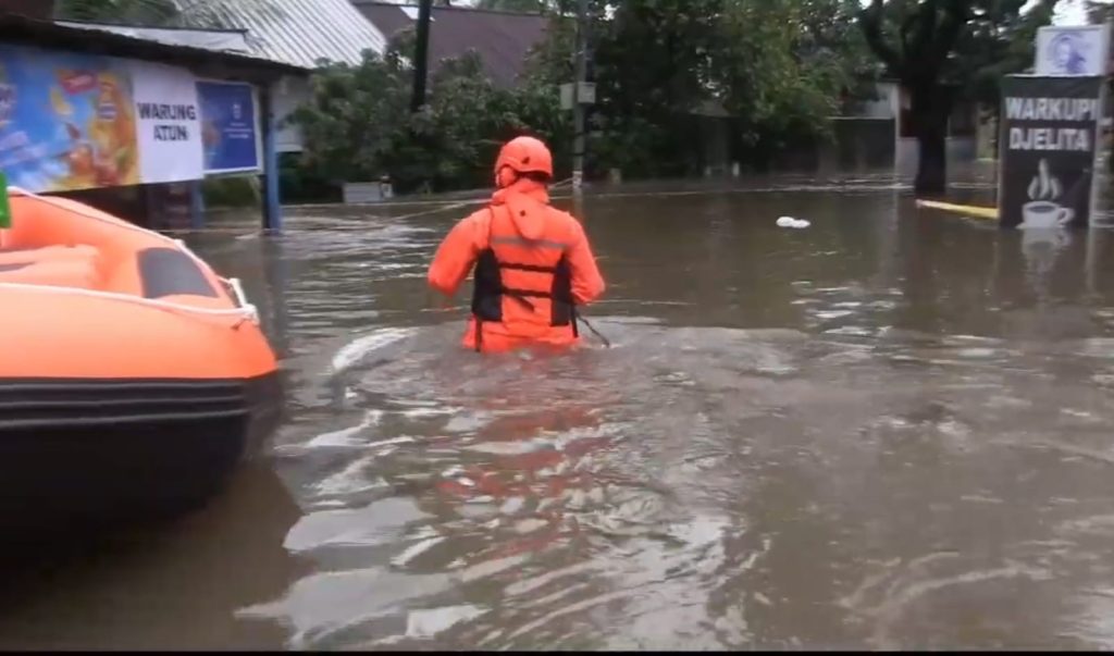 Banjir di Mampang Prapatan, Jakarta Selatan, pada Minggu (8/3/2026). (Ilham F/Suaranusantara)