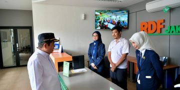 Ketua DPRD DKI Jakarta, Khoirudin, meninjau RDF Plant Rorotan Jakarta. (Dok: Istimewa)