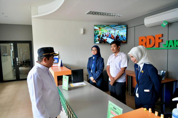 Ketua DPRD DKI Jakarta, Khoirudin, meninjau RDF Plant Rorotan Jakarta. (Dok: Istimewa)