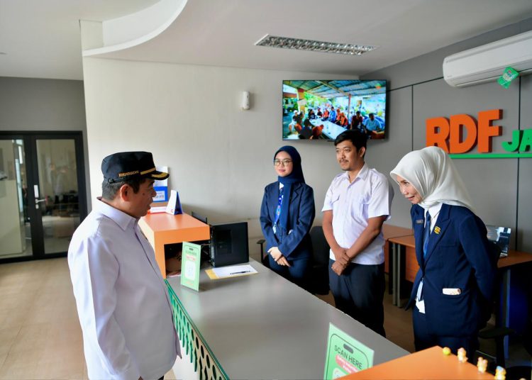 Ketua DPRD DKI Jakarta, Khoirudin, meninjau RDF Plant Rorotan Jakarta. (Dok: Istimewa)