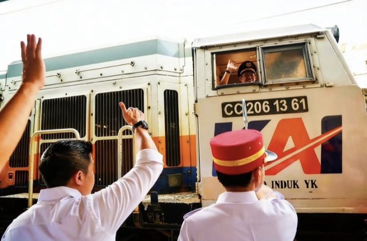 Sekretaris Kabinet, Teddy Indra Wijaya, usai meninjau kesiapan armada di Stasiun Pasar Senen, Jakarta Pusat, Selasa (17/3/2026) (Dok IG Sekretariat Kabinet)