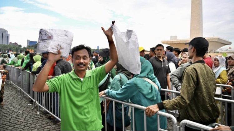 Warga yang mengikuti kegiatan Sembako Murah di Monas (Dok web Presiden RI)