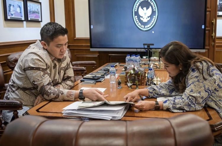 Seskab Teddy Indra Wijaya menerima kunjungan Menkomdigi Meutya Hafid di Kantor Sekretariat Kabinet pada Jumat malam (27/3/2026) (Dok Instagram resmi)