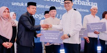 Bank Mandiri berikan santunan dengan anak Yatim