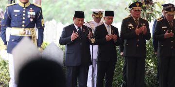 Prabowo Jadi Inspektur Upacara, Pimpin Prosesi Pemakaman Almarhum Try Sutrisno dengan Khidmat