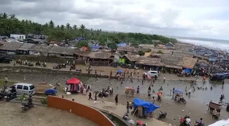 Suasana Pantai Bagedur saat libur Lebaran 2026.(Def/SuaraNusantara)