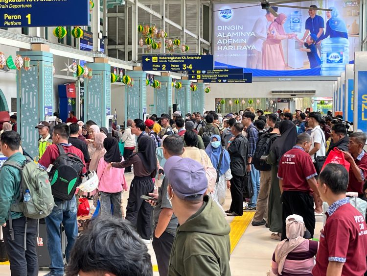 Pemudik yang berangkat dari Stasiun Pasar Senen (Dok PT KAI)
