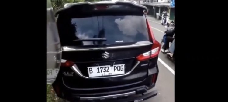 Tangkapan layar oknum ASN DKI mengubah plat kendaraan dinas ke mobil pribadi di Kawasan Puncak. (Dok: Istimewa)