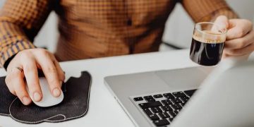 Ilustrasi WFH karyawan swasta diatur Menaker (Instagram @tana_poso)