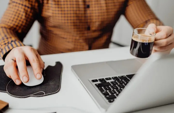 Ilustrasi WFH karyawan swasta diatur Menaker (Instagram @tana_poso)