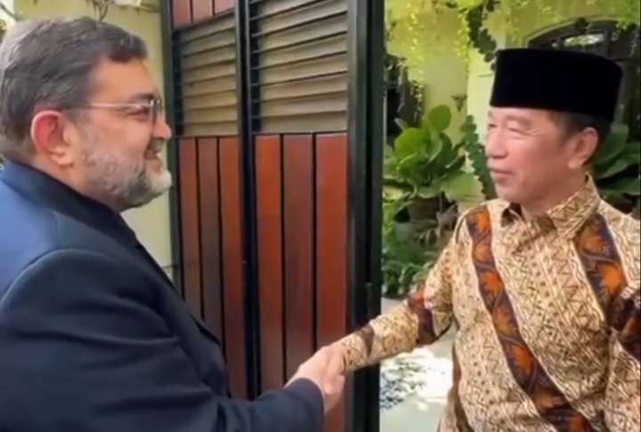 Presiden ke 7 RI Joko Widodo atau Jokowi saat menyambut kedatangan Dubes Iran Mohammad Boroujerdi di Solo, Jawa Tengah (Instagram @jokowi)