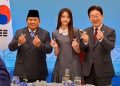 Presiden RI Prabowo Subianto bersama Carmen Hearts2Hearts K-Pop asal Indonesia dan Presiden Korsel Lee Jae Myung (YouTube @lily_h2h_rose)