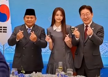Presiden RI Prabowo Subianto bersama Carmen Hearts2Hearts K-Pop asal Indonesia dan Presiden Korsel Lee Jae Myung (YouTube @lily_h2h_rose)