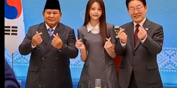 Presiden RI Prabowo Subianto bersama Carmen Hearts2Hearts K-Pop asal Indonesia dan Presiden Korsel Lee Jae Myung (YouTube @lily_h2h_rose)
