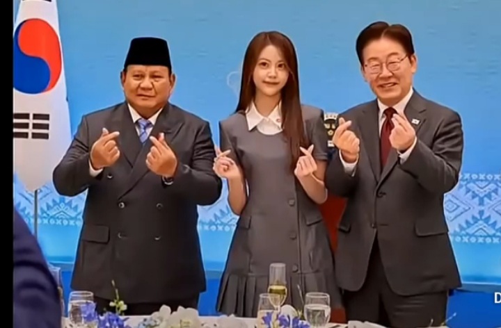 Presiden RI Prabowo Subianto bersama Carmen Hearts2Hearts K-Pop asal Indonesia dan Presiden Korsel Lee Jae Myung (YouTube @lily_h2h_rose)