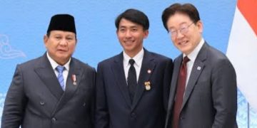Momen Presiden RI Prabowo Subianto bertemu Sugianto si penyelamat lansia dari kebakaran hutan di Korsel di Blue House, Seoul, Korea Selatan (Instagram @tvrinasional)