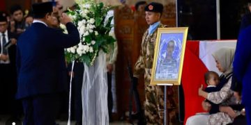 Presiden RI Prabowo Subianto saat mengikuti prosesi persemayaman tiga prajurit TNI yang gugur di Lebanon (Instagram @prabowo)