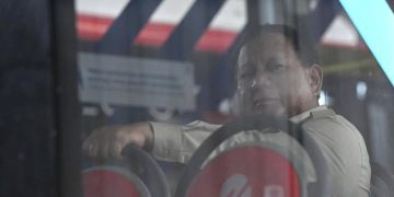 Presiden RI Prabowo Subianto berharap bus dan truk listrik buatan lokal sejajar produk luar negeri ternama seperti Isuzu dan Hino. Foto saat Prabowo menjajal salah satu bus listrik produksi VKTR di Magelang, Jawa Tengah, Kamis 9 April 2026 (Instagram @sekretariat.kabinet)