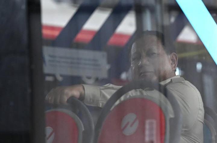 Presiden RI Prabowo Subianto berharap bus dan truk listrik buatan lokal sejajar produk luar negeri ternama seperti Isuzu dan Hino. Foto saat Prabowo menjajal salah satu bus listrik produksi VKTR di Magelang, Jawa Tengah, Kamis 9 April 2026 (Instagram @sekretariat.kabinet)