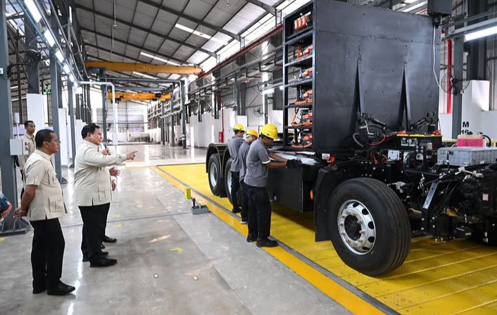 Presiden RI Prabowo Subianto saat melihat perakitan salah satu truk listrik buatan VKTR di Magelang, Jawa Tengah pada Kamis 9 April 2026 (Instagram @sekretariat.kabinet)