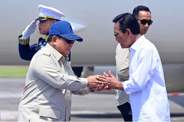 Presiden RI Prabowo Subianto saat disambut oleh Gubernur DIY Sri Sultan Hamengku Buwono X di Base Ops Lanud Adisutjipto, Kamis 9 April 2026 (Instagram @sekretariat.kabinet)