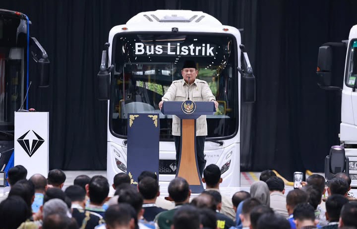 Presiden RI Prabowo Subianto saat pidato peresmian pabrik perakitan kendaraan listrik VKTR, Magelang, Jawa Tengah (Instagram @sekretariat.kabinet)