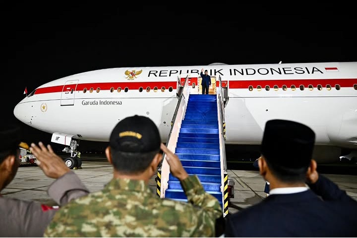 Presiden RI Prabowo Subianto saat akan bertolak ke Rusia. Dijadwalkan akan bertemu Presiden Rusia, Vladimir Putin (Instagram @sekretariat.kabinet)