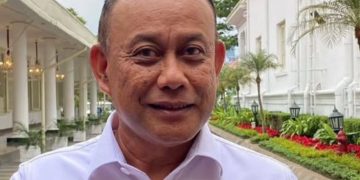 Kepala BGN, Dadan Hindayana angkat bicara soal pengadaan kaus kaki (Instagram @opininewsroom)