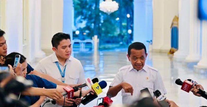 Menteri ESDM Bahlil Lahadalia bicara soal ekonomi bebas aktif. Foto saat Bahlil ditemui di Istana Merdeka usai bertemu Presiden RI Prabowo (Instagram @sekretariat.kabinet)