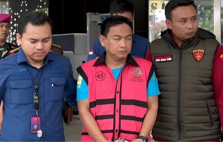 Ketua Ombudsman RI Hery Susanto digiring untuk ditahan 20 hari ke depan. Hery tersangka kasus korupsi tambang nikel Instagram @pst0re)